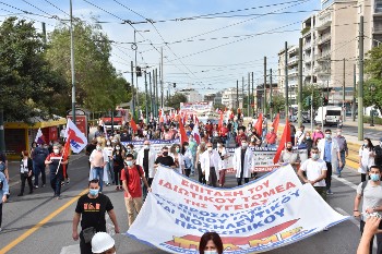 Οι μαχόμενοι υγειονομικοί πορεύονται προς το Σύνταγμα