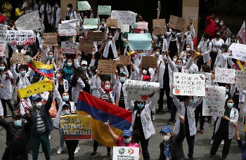 Από διαδήλωση στις 5 Μάη όπου συμμετείχαν και υγειονομικοί