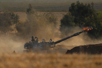 Με αεροπλάνα και χερσαίες δυνάμεις κλιμακώθηκε η δολοφονική επίθεση στη Γάζα