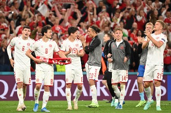 Ξεπερνώντας το σοκ με τον Ερικσεν και τις δύο ήττες, η Δανία έκανε ανατροπή πρόκρισης στο φινάλε του 2ου ομίλου