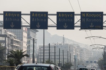 «Θόλωσε» ο ουρανός της Αττικής από τους καπνούς, που προκαλούν συνθήκες ασφυξίας. Το κράτος όμως βρήκε πάλι τη «λύση», συνιστώντας ...αυτοπροστασία