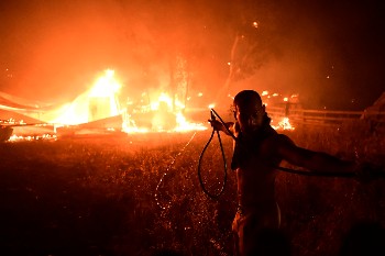 Οι δικαιολογίες για «ακραία καιρικά φαινόμενα» και η «κλιματική αλλαγή» δεν μπορούν να συγκαλύπτουν τις τραγικές και οδυνηρές συνέπειες από την εγκληματική ανυπαρξία ολοκληρωμένου σχεδίου αντιπυρικής προστασίας με επίκεντρο την πρόληψη, με ευθύνη της σημερινής κυβέρνησης της ΝΔ καθώς και όλων των προηγούμενων. Οι ανυπολόγιστες καταστροφές σε όλη τη χώρα προστίθενται στον τραγικό απολογισμό των αμέτρητων καταστροφικών συνεπειών που βιώνει ο λαός, ύστερα από πυρκαγιές, πλημμύρες, σεισμούς