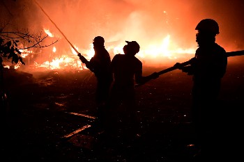 Η κόλαση που κλήθηκαν να αντιμετωπίσουν οι δυνάμεις της Πυροσβεστικής το βράδυ της Τρίτης