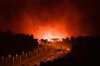 Η φωτιά πέρασε χτες βράδυ στην απέναντι πλευρά της Εθνικής οδού προς Καπανδρίτι και Αγιο Στέφανο
