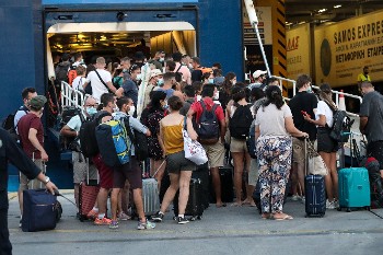 Η επιστροφή των παραθεριστών θα επιβαρύνει υγειονομικά τα αστικά κέντρα, αλλά το δημόσιο σύστημα Υγείας είναι το ίδιο και χειρότερο με πριν από το καλοκαίρι