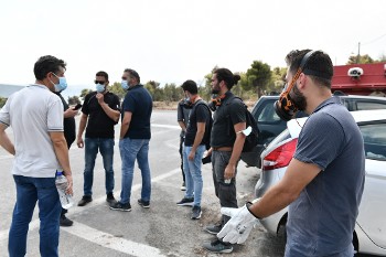 Οι εθελοντές του ΚΚΕ στην περιοχή Καραούλι έτοιμοι να βοήθησουν