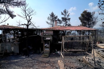 Καμένο σπίτι στον οικισμό Θέα