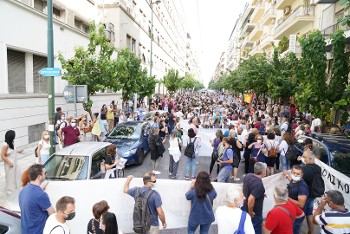 Εξω από το υπουργείο Υγείας