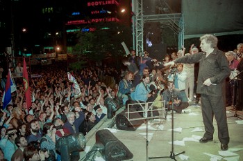 Από τη μεγάλη συναυλία ενάντια στους ΝΑΤΟικούς βομβαρδισμούς στη Γιουγκοσλαβία με πρωτεργάτη τον Μίκη