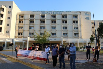 Από τη σύσκεψη στο προαύλιο του Πανεπιστημιακού Νοσοκομείου Πατρών