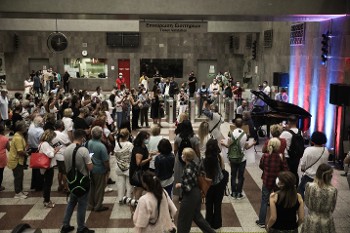 Η Κρατική Ορχήστρα Αθηνών με τα τραγούδια του στο Σύνταγμα