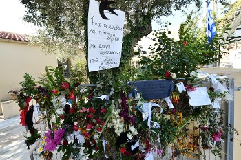 «Πνιγμένο» στα λουλούδια το σπίτι του Μίκη στο Γαλατά