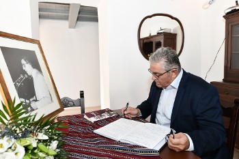Ο Δ. Κουτσούμπας υπογράφει το βιβλίο των συλλυπητηρίων