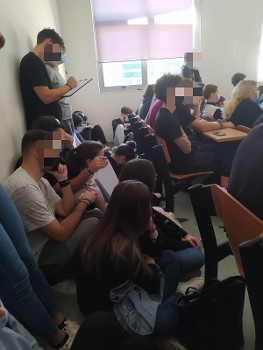 Στην πραγματικότητα η επιστροφή είναι γεμάτη προβλήματα και καινούργιες προκλήσεις και επιβαρύνσεις (φωτ. από αμφιθέατρο στο Πανεπιστήμιο Ιωαννίνων)