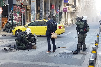 Την ώρα που ο δικηγόρος διαμαρτύρεται, λίγο πριν δεχτεί και ο ίδιος την επίθεση των ΜΑΤ