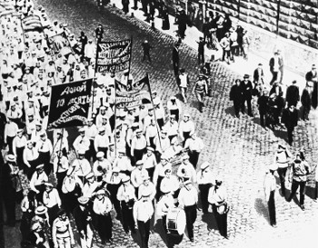 Διαδήλωση ναυτών με συνθήματα: «Κάτω οι καπιταλιστές υπουργοί!», «Ολη η εξουσία στο Σοβιέτ των εργατών, στρατιωτών και αγροτών αντιπροσώπων!»
