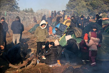 Εγκλωβισμένοι σε άθλιες συνθήκες στα σύνορα Λευκορωσίας - Πολωνίας παραμένουν χιλιάδες μετανάστες