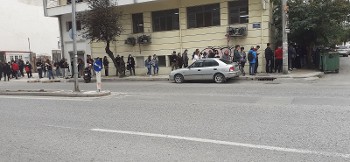 Ουρά φοιτητών για ένα πιάτο φαΐ στο φοιτητικό εστιατόριο στον Βόλο