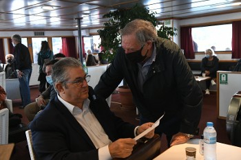 Ο Π. Κουρσάρης έδωσε στον ΓΓ της ΚΕ του ΚΚΕ αντίγραφο της «Εφημερίδας της Κυβερνήσεως», όπου ανακοινώνεται η εκτέλεση «διά τυφεκισμού» του Δημητρίου Μάντζου - Ζώη στο Λαζαρέτο