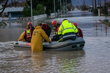 Στη Φθιώτιδα επιστρατεύτηκαν οι βάρκες στο χωριό Κόμμα