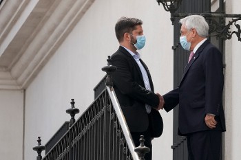 Ο Γκ. Μπόριτς (αριστερά στη φωτ.) με τον νυν Πρόεδρο Σ. Πινιέρα, τον οποίον διαδέχεται σε μια τυπική εναλλαγή στην αστική διακυβέρνηση
