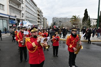 Η μεγάλη πορεία φτάνει στο Σύνταγμα με επικεφαλής την μπάντα του δήμου