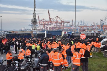 Από τις μεγάλες απεργιακές μάχες στις προβλήτες της COSCO