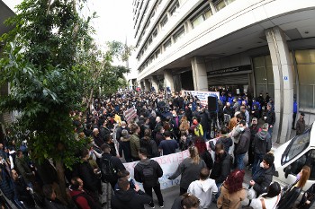 Από τη χτεσινή μαζική συγκέντρωση στο υπουργείο Οικονομικών