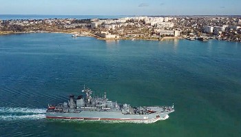 Με την ενσωμάτωση της Κριμαίας κερδήθηκαν για το ρωσικό κεφάλαιο σημαντικές θέσεις στη Μαύρη Θάλασσα (φωτ. ρωσικό πολεμικό πλοίο στη Σεβαστούπολη)