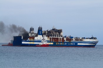 Ακόμα βγάζει καπνούς το εξακριβωμένα υποσυντήρητο πλοίο