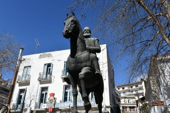 Το άγαλμα του Αρη Βελουχιώτη στην πλατεία Λαού, στη Λαμία