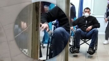 Σαν εγκληματίας, σιδηροδέσμιος στο νοσοκομείο
