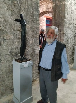 Στην έκθεση «Μεθεόρτια - Από το '21 στο '22», μπροστά από έργο του
