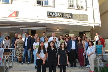 Από τις επισκέψεις της αντιπροσωπείας του ΚΚΕ στα Στέκια της Γειτονιάς, που έχει ιδρύσει το ΚΚ Τουρκίας σε λαϊκές συνοικίες