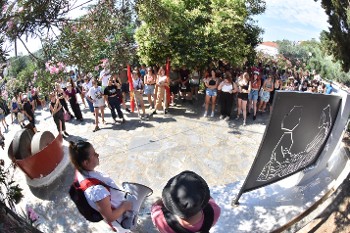 Μπροστά στο Μνημείο της ΚΕ του ΚΚΕ προς τιμήν των εξόριστων