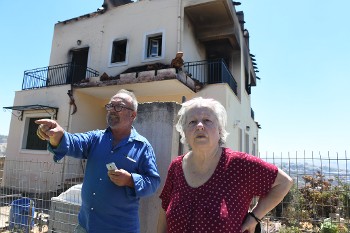 Οι αγαπημένοι ηθοποιοί Αντ. Ξένος και Ελ. Γερασιμίδου μπροστά από το σπίτι τους που έχει υποστεί σημαντικές ζημιές