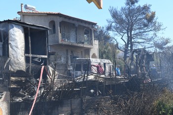 Στάχτη οι κόποι μιας ζωής