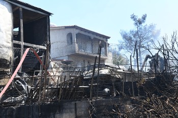 Κόποι μιας ζωής στάχτη στην Παλλήνη, που κατά την κυβέρνηση ...σώθηκε