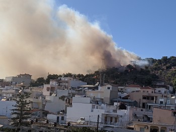 Από τη φωτιά στη Σαλαμίνα κοντά στον οικιστικό ιστό