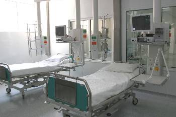 Ο υφυπουργός Υγείας χαρακτήρισε ως κακοδιαχείριση το 40% των δαπανών στα δημόσια νοσοκομεία, ενώ, όπως υποστήριξε, δεν αποτελεί κακοδιαχείριση η μίσθωση κρεβατιών ΜΕΘ από επιχειρηματίες, όταν κρατά «κλειστά» κρεβάτια στα δημόσια νοσοκομεία