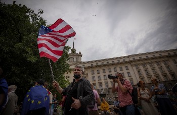 Ο ανταγωνισμός Δύσης - Ρωσίας στο επίκεντρο της αντιπαράθεσης και στη Βουλγαρία (φωτ. από φιλοδυτικές διαδηλώσεις στη Σόφια, με σημαίες των ΗΠΑ και της ΕΕ)