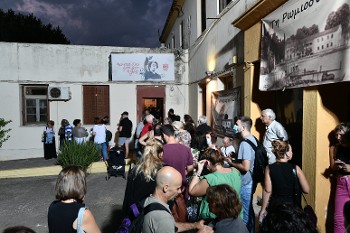 Ουρά σχημάτιζε ο κόσμος για να επισκεφτεί το κελί του Μ. Θεοδωράκη