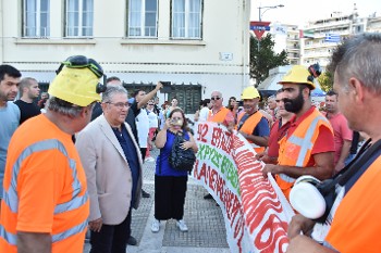 Ο Δ. Κουτσούμπας με τους απολυμένους από τα μεταλλεία χρυσού