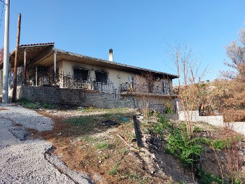 Κατεστραμμένο σπίτι στον λόφο της Παλλήνης
