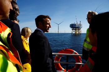 Από τη χτεσινή επίσκεψη του Εμ. Μακρόν στο πρώτο υπεράκτιο αιολικό πάρκο της Γαλλίας