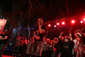 Φίλοι του «κόκκινου Αερόστατου» μαζί με τους «Κοινούς Θνητούς»