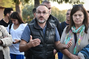 Ο βουλευτής του ΚΚΕ Γιάννης Γκιόκας κατά την παρέμβασή του στους συγκεντρωμένους
