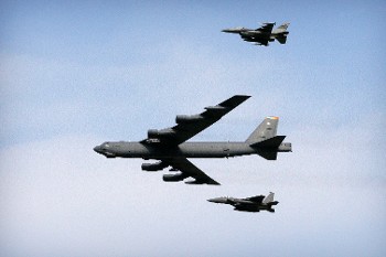 Αμερικανικό βομβαρδιστικό Β-52, συνοδεία μαχητικών αεροσκαφών