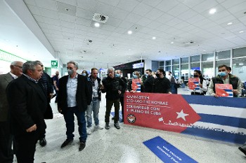 Από την υποδοχή της κουβανικής αντιπροσωπείας στο «Ελ. Βενιζέλος»