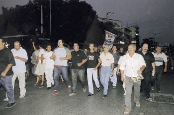 Από την πορεία προς το Αστυνομικό Τμήμα Περιστερίου, όπου κρατούνταν ο Π. Σοφός